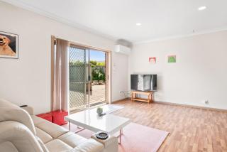Modern retreat- private entrance - free parking - Kingston - 8