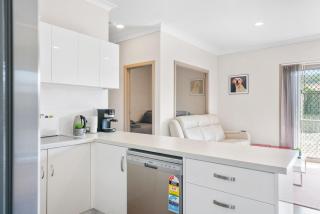 Modern retreat- private entrance - free parking - Kingston - 1