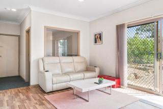 Modern retreat- private entrance - free parking - Kingston - 4