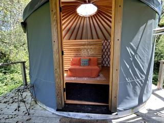 Amazing Romantic Yurt with Spectacular Landscape Views in Oregon - - 3
