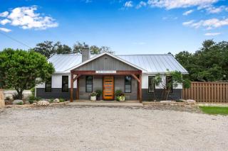 Luxurious Rental with Private Yard and BBQ in Wimberley, Texas - Driftwood - 0