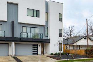 Luxury 4BR Townhouse with Rooftop Patio and BBQ - 0