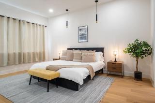 Luxury 4BR Townhouse with Rooftop Patio and BBQ - 9