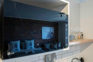 Sleek Sanctuary in the Sky - Cape Town - 9