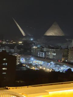 استمتع بتجربة فريدة حيث يمكنك رؤية واحدة من عجائب الدنيا السبع الأهرامات عن قرب - 9