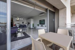 Large & Modern 3BR Seafront Apartment with Large Balcony - Close to Saint Julian's, Sliema, & Manoel Island - Il-Gżira - 1