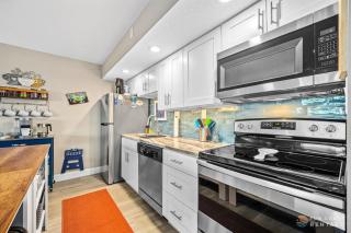 NEW! Colorful studio STEPS from the Beach with Pool and Upgraded Kitchen! - New Smyrna Beach - 9