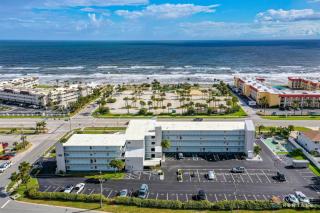 NEW! Colorful studio STEPS from the Beach with Pool and Upgraded Kitchen! - New Smyrna Beach - 7