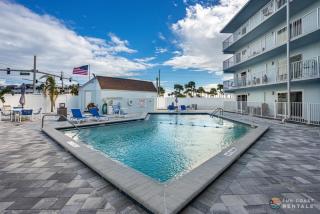 NEW! Colorful studio STEPS from the Beach with Pool and Upgraded Kitchen! - New Smyrna Beach - 6
