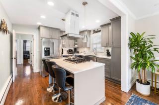 Suburban 3BR Stylish Oasis - 2