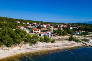 Beachfront villa Noa with heated pool - Pridraga - 9