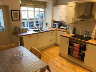 Ashdene Cottage with secure 'sun trap' garden - 7