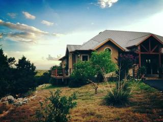Luxury Four-Bedroom Cabin Rental with a Fireplace in New Braunfels, Texas - New Braunfels - 0