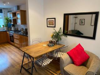 True Colours Apartment in Central Location - Bangor - 6