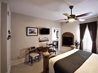 Charming Weekend Getaway Located on a Vineyard near Cleveland, Ohio - Berlin Center - 1