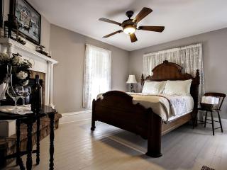 Charming Weekend Getaway Located on a Vineyard near Cleveland, Ohio - 2