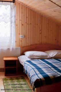 Guest House Mandrivnyi Rooms&Apartments - Yasinia - 2