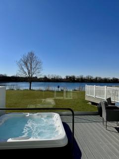 Lakefront Lodge w Hot Tub Outdoor Dining - 9