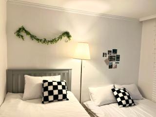 Hongdae OYO Stay, Free luggage keeping, Hongdae Station Green line and Airport train - Seul - 0
