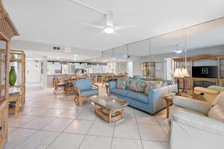 Edgewater Beach Resort #811 Tower 3 by Book That Condo - 7