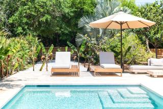 The Blue Refuge - Pool and Beach - 9