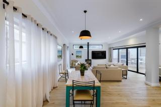 Beachfront 3 Bed with BBQ Area, Wi-Fi and Parking - Hout Bay - 4