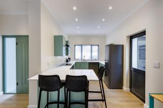 Beachfront 3 Bed with BBQ Area, Wi-Fi and Parking - Hout Bay - 3