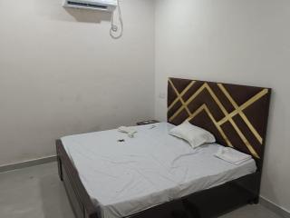 Hotel Sylvania Palace - Varanasi - 3