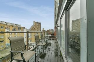 Large 2 Bed 2 Bath flat with Patio, Canary Wharf - London - 1