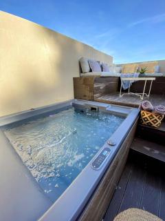 Luxury Suite with a queens double bed stunning sea vews and private Jacuzzi - 3