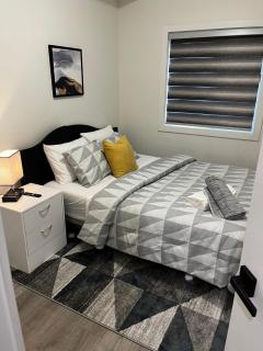 Upper Suite Haven- Near Airport - 2