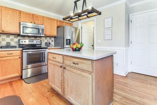 5 Mi to EMU Home with Seasonal Pool Access - - 2