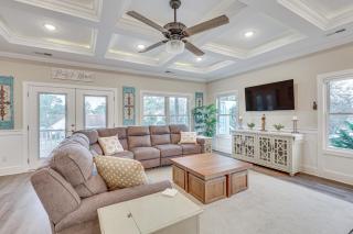 2 Mi to Long Beach Home with Patio and Putting Green! - Oak Island - 7