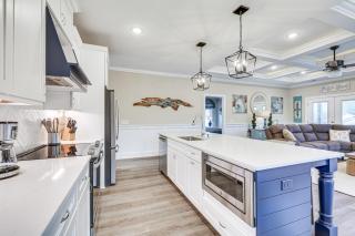 2 Mi to Long Beach Home with Patio and Putting Green! - Oak Island - 1