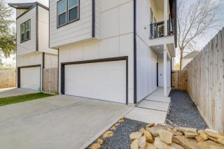 Sleek Home w/ Screened Patio & Yard in Houston! - 8