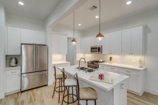 Sleek Home w/ Screened Patio & Yard in Houston! - 6
