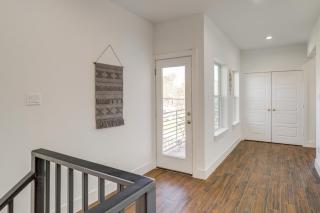Sleek Home with Screened Patio and Yard in Houston! - Houston - 2