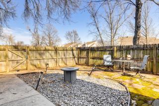 Pool Access and Private Fire Pit Kansas City Gem! - Kansas City - 8