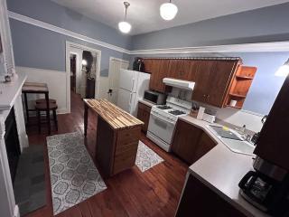 Heart of Midtown Home on Penn St - Pet Friendly - 2