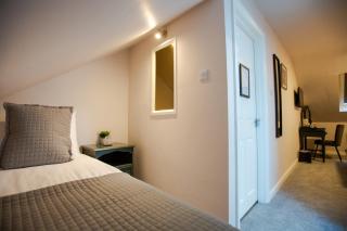 Woodfalls Inn - 8