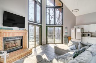 Walk to Dale Hollow Lake Updated Cottage with Deck! - Albany - 0