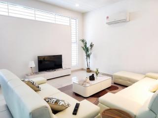 Near Tuas, Stadium, Legoland -- Stylish Homestay in Iskandar Puteri - 21pax by Cowidea - 0