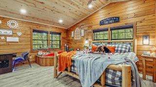 Enchanted Romance - Private, Heart Shaped Tub, Hot tub, Fireplace, & Arcade! - Sevierville - 4