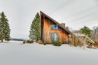 Near Canandaigua Lake Retro Cabin with Deck and Views - Naples - 0