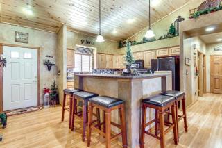 Outdoor Oasis Family-Friendly Cabin in Show Low! - Show Low - 3