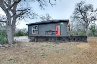 Private Deck and Forest Setting Waelder Cabin! - - 9