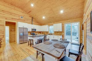 Private Deck and Forest Setting Waelder Cabin! - - 3