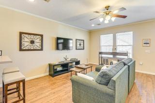 1/2 Mi to Galveston Strand! Coastal Haven w/ Deck - 6