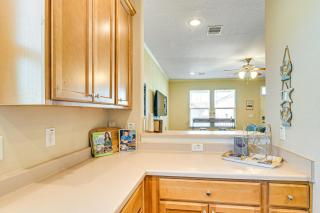 Half-Mi to Galveston Strand Charming Home with Yard - Galveston - 1