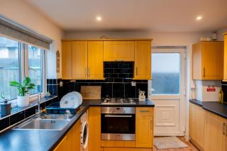 Beautiful Modern Home in London, Free Parking, Family Home, Sleeps 9, Close to Railway Station - 8
